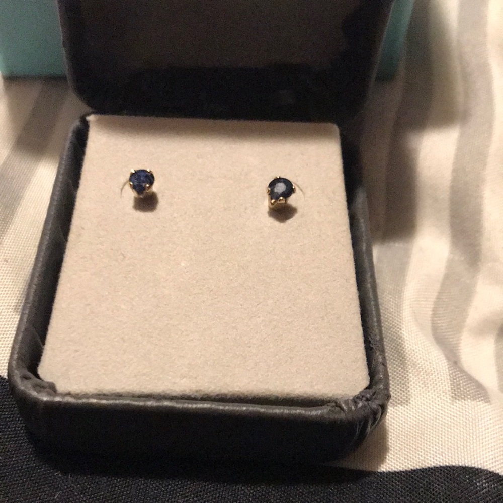 Emerald and gold earrings. Genuine